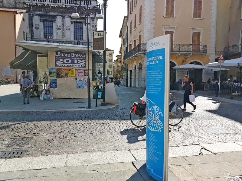 L'errore sui totem di A2A in Piazza Paolo VI e Largo Formentone