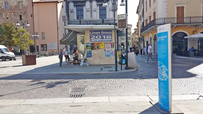 L'errore sui totem di A2A in Piazza Paolo VI e Largo Formentone