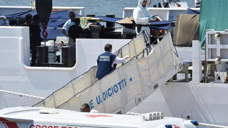 Nave Diciotti, sbarco immediato per 16 migranti