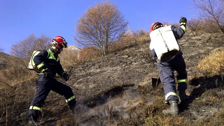 I volontari alle prese con lo spegnimento di un incendio