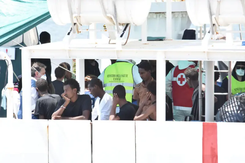 Nave Diciotti, sbarco immediato per 16 migranti