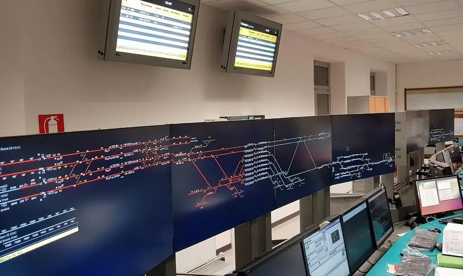 I pannelli. I monitor di servizio mostrano la rete governata nei transiti dei treni dal computer