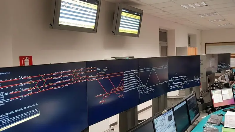 I pannelli. I monitor di servizio mostrano la rete governata nei transiti dei treni dal computer