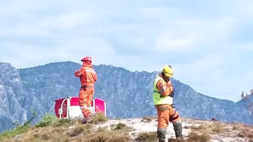 I lavori di spegnimento del rogo a Tremosine