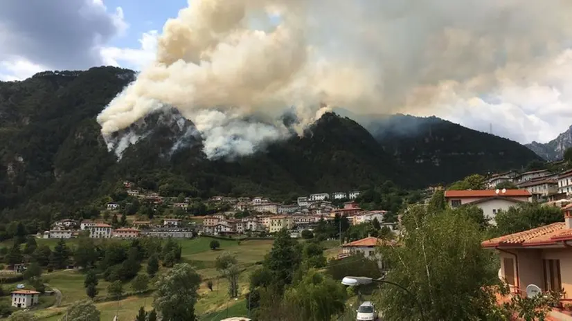 L'incendio a Tremosine