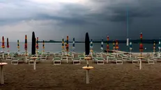 Ombrelloni chiusi sul Lago di Garda -  © zoom.giornaledibrescia.it