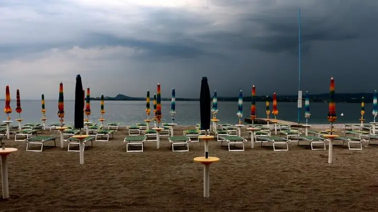 Ombrelloni chiusi sul Lago di Garda -  © zoom.giornaledibrescia.it