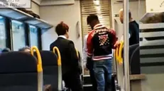 I filmati. Un fotogramma del duro confronto scoppiato sul treno