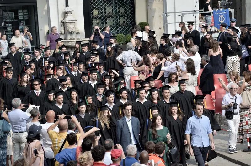 La cerimonia di consegna dei diplomi di UniBs in piazza Loggia