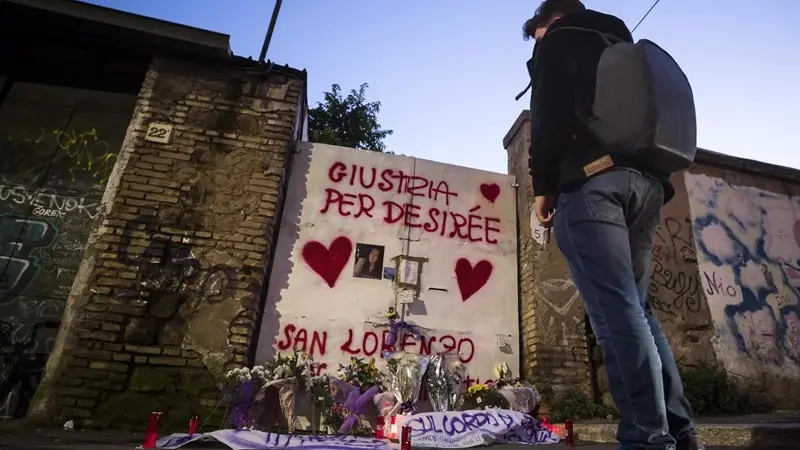 Foto e fiori all'ingresso del complesso abbandonato a San Lorenzo dove è stato trovato il corpo senza vita di Desirée - Foto Ansa/Angelo Carconi