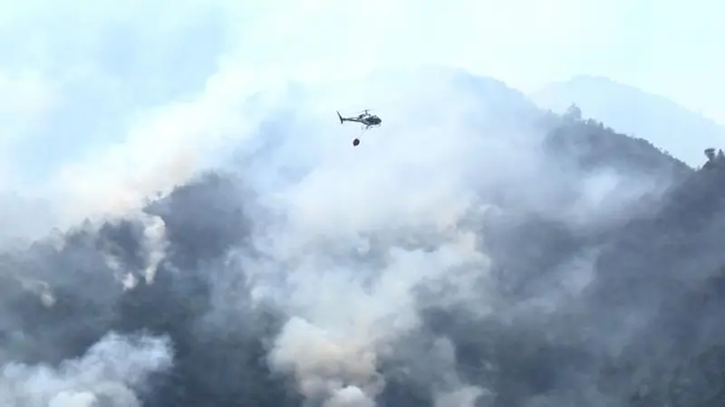 Un elicottero in azione a Tremosine - Foto © www.giornaledibrescia.it