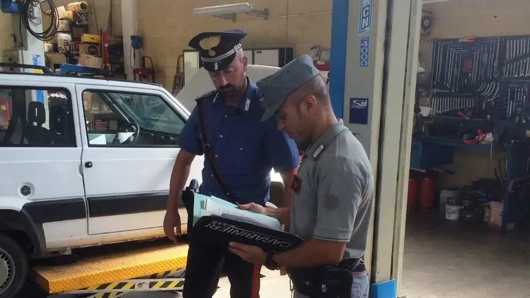I controlli nell'officina finita sotto sequestro