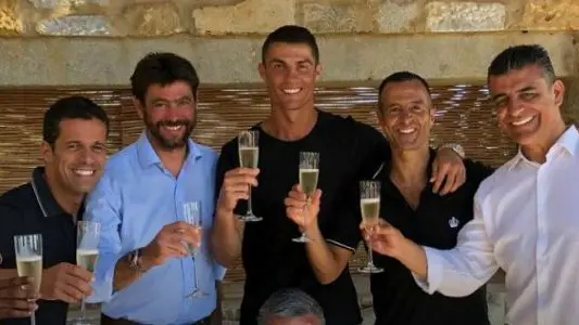 Il brindisi di Cristiano Ronaldo in Grecia - Foto da Maisfutebol