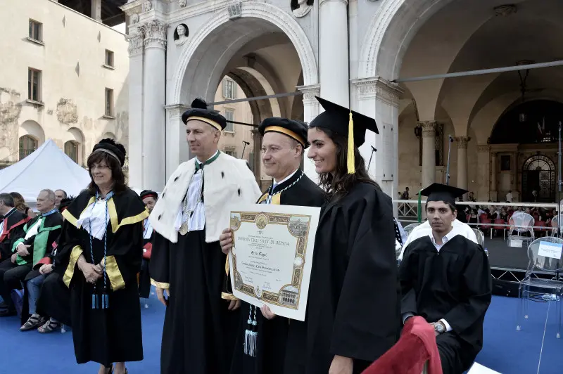 La cerimonia di consegna dei diplomi di UniBs in piazza Loggia