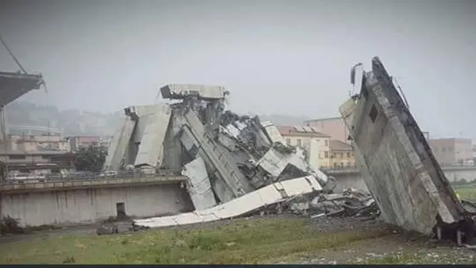 Il viadotto crollato - Foto Twitter