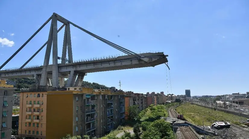 Anche i politici sul luogo del crollo