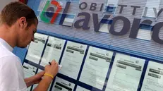 Un giovane prende nota delle offerte di lavoro in un’agenzia - © www.giornaledibrescia.it