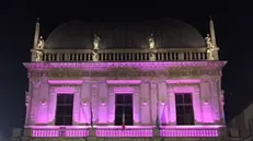 Durante la notte tra il 27 e il 28 ottobre la facciata di Palazzo Loggia sarà illuminata di rosa - Foto di repertorio