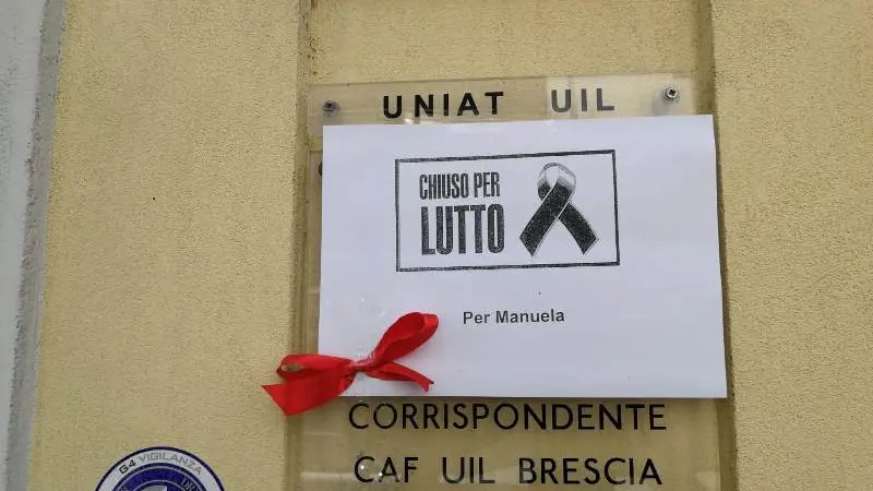 I manifesti per Manuela nelle sedi Caf Uil e Uil