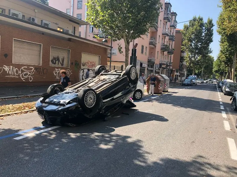 Via Marconi: auto ribaltata e strada chiusa al traffico