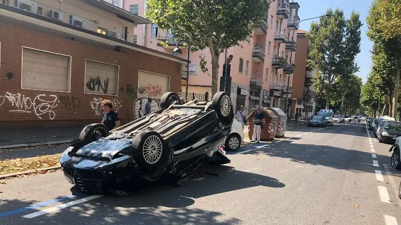 Via Marconi: auto ribaltata e strada chiusa al traffico