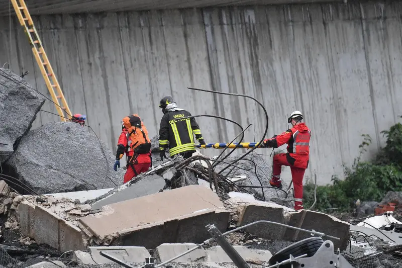 Soccorritori sulle macerie del ponte Morandi crollato a Genova