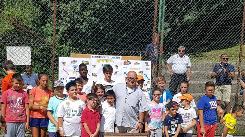 In posa. I ragazzi con il parroco don Fabrizio Bregoli