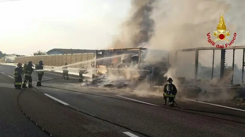 Il rogo. La scena dell’incidente, con il camion contro cui ha impattato il furgone su cui viaggiavano i due ragazzi