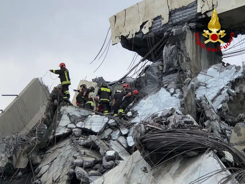 Ponte Morandi, inferno tra le macerie