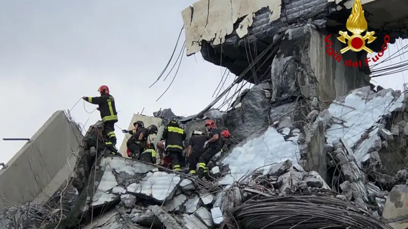 Ponte Morandi, inferno tra le macerie