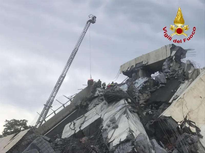 Ponte Morandi, inferno tra le macerie