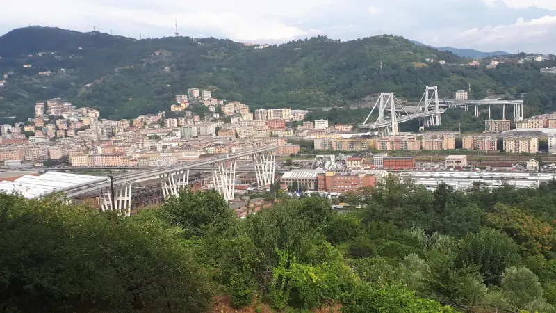 Ponte Morandi, inferno tra le macerie