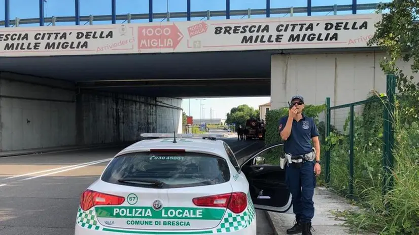 Un agente della Locale durante i controlli in via Volta - Foto Marco Ortogni/Neg © www.giornaledibrescia.it