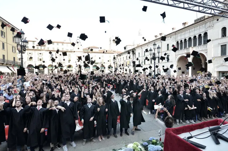 La cerimonia di consegna dei diplomi di UniBs in piazza Loggia