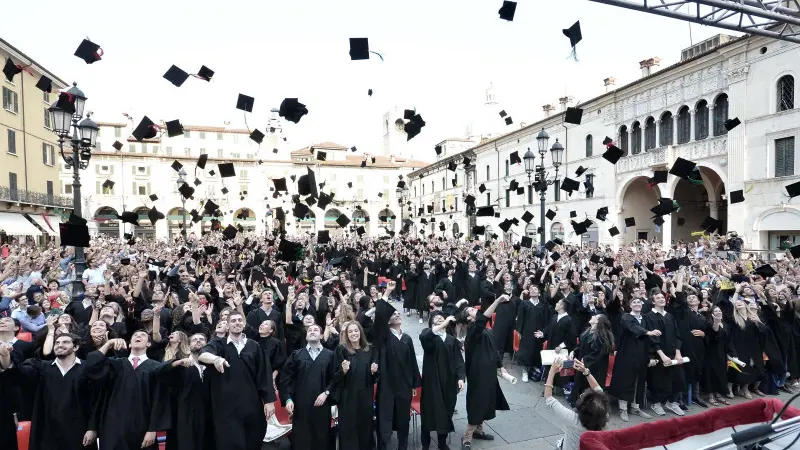 La cerimonia di consegna dei diplomi di UniBs in piazza Loggia