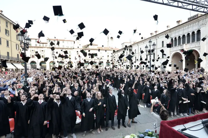 La cerimonia di consegna dei diplomi di UniBs in piazza Loggia