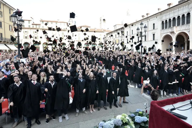 La cerimonia di consegna dei diplomi di UniBs in piazza Loggia