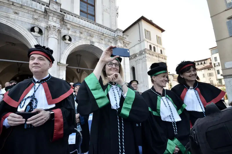 La cerimonia di consegna dei diplomi di UniBs in piazza Loggia