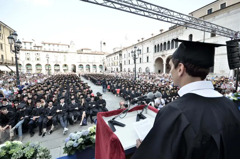 La cerimonia di consegna dei diplomi di UniBs in piazza Loggia