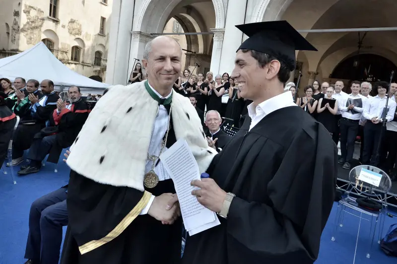 La cerimonia di consegna dei diplomi di UniBs in piazza Loggia