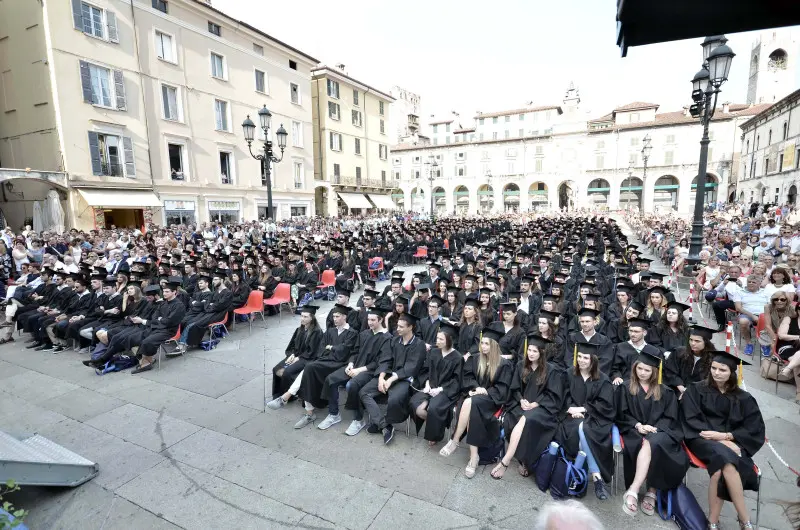 La cerimonia di consegna dei diplomi di UniBs in piazza Loggia