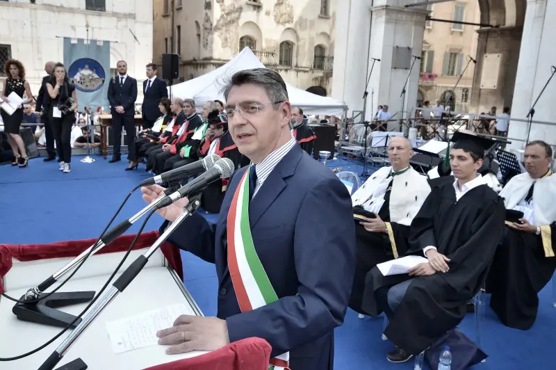 La cerimonia di consegna dei diplomi di UniBs in piazza Loggia