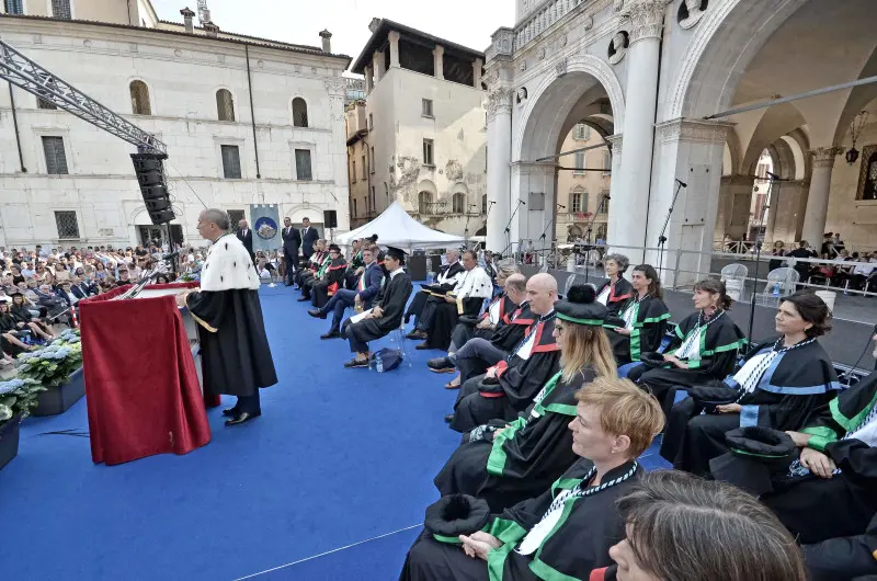 La cerimonia di consegna dei diplomi di UniBs in piazza Loggia