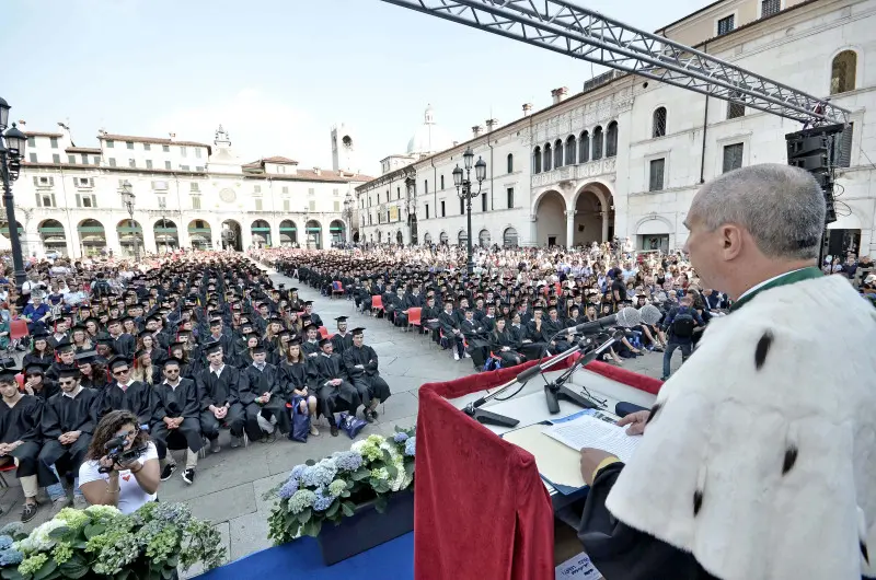 La cerimonia di consegna dei diplomi di UniBs in piazza Loggia