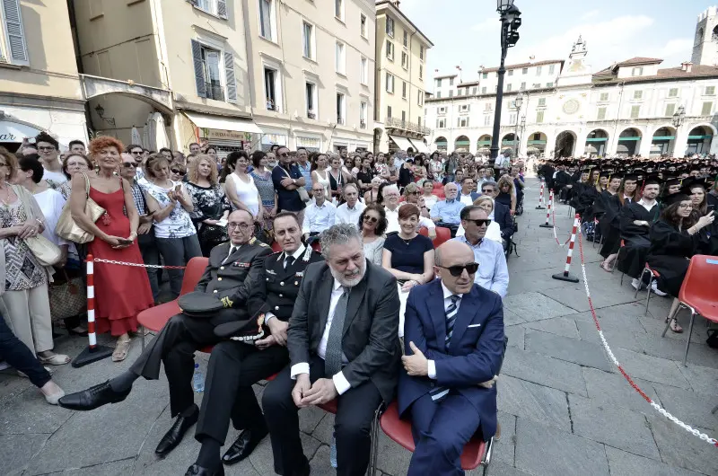 La cerimonia di consegna dei diplomi di UniBs in piazza Loggia