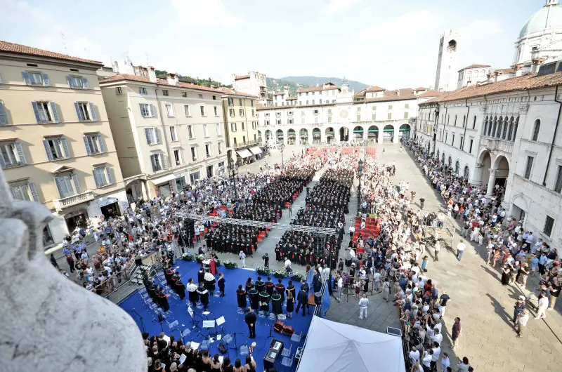 La cerimonia di consegna dei diplomi di UniBs in piazza Loggia