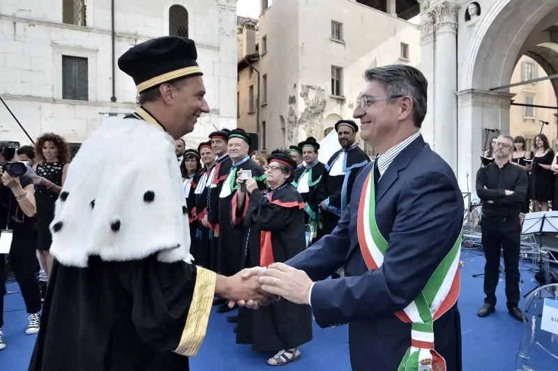 La cerimonia di consegna dei diplomi di UniBs in piazza Loggia