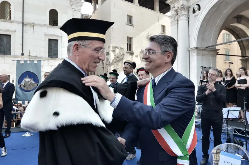 La cerimonia di consegna dei diplomi di UniBs in piazza Loggia