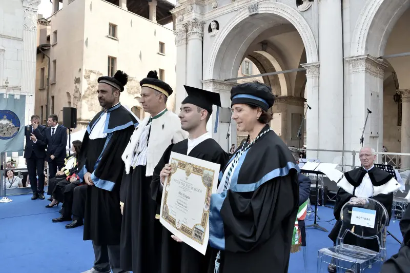 La cerimonia di consegna dei diplomi di UniBs in piazza Loggia