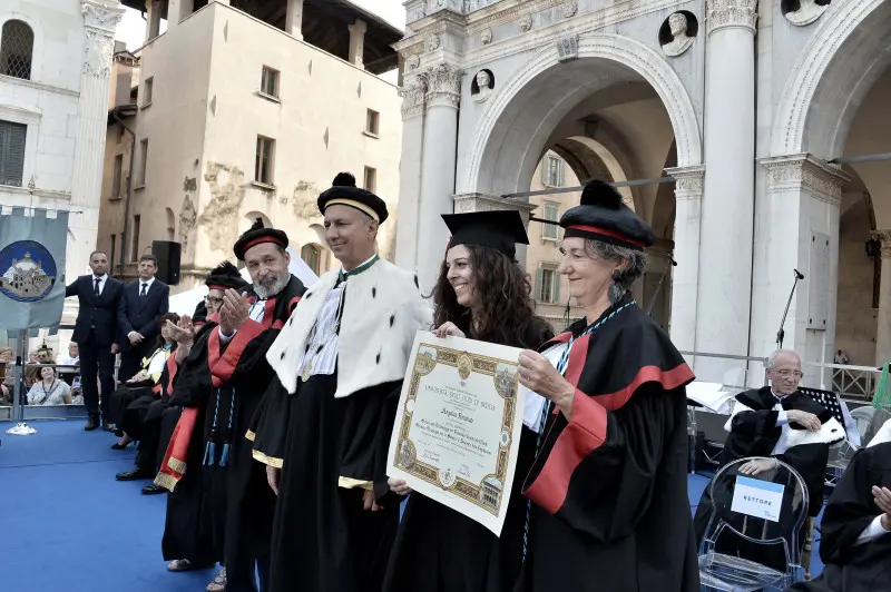 La cerimonia di consegna dei diplomi di UniBs in piazza Loggia